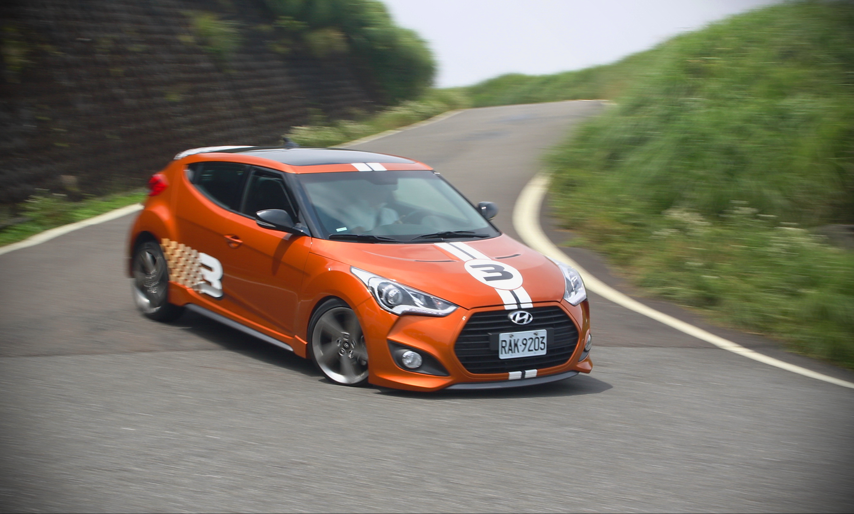 靜動皆宜鋼砲車款《Hyundai Veloster Turbo》 【動態奔馳】 靜動皆宜鋼砲車款《Hyundai Veloster Turbo》 【動態奔馳】