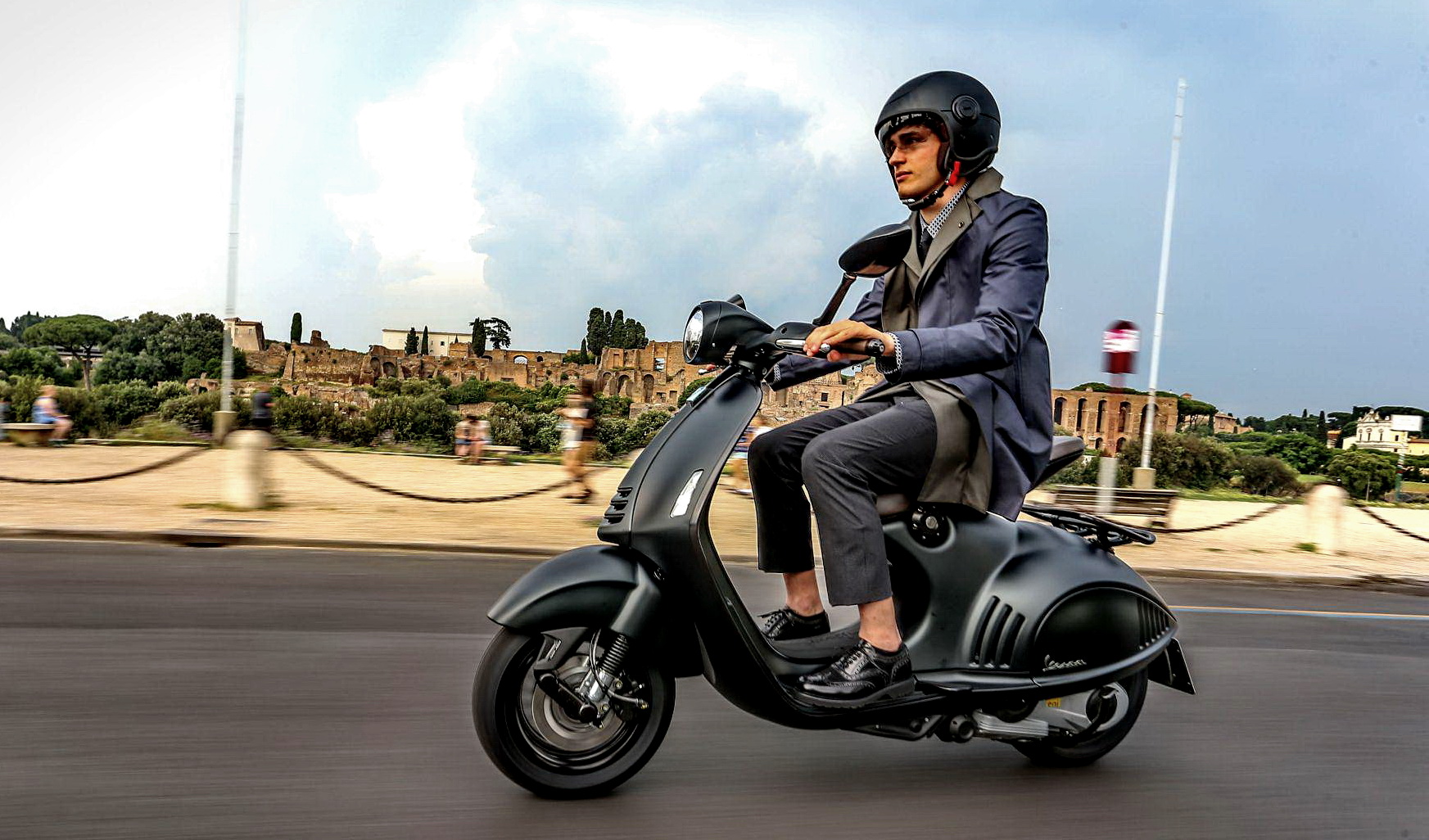 偉士牌《Vespa 946 Emporio Armani》與時尚界的結合 概念二輪限量車款登場 偉士牌《Vespa 946 Emporio Armani》與時尚界的結合 概念二輪限量車款登場