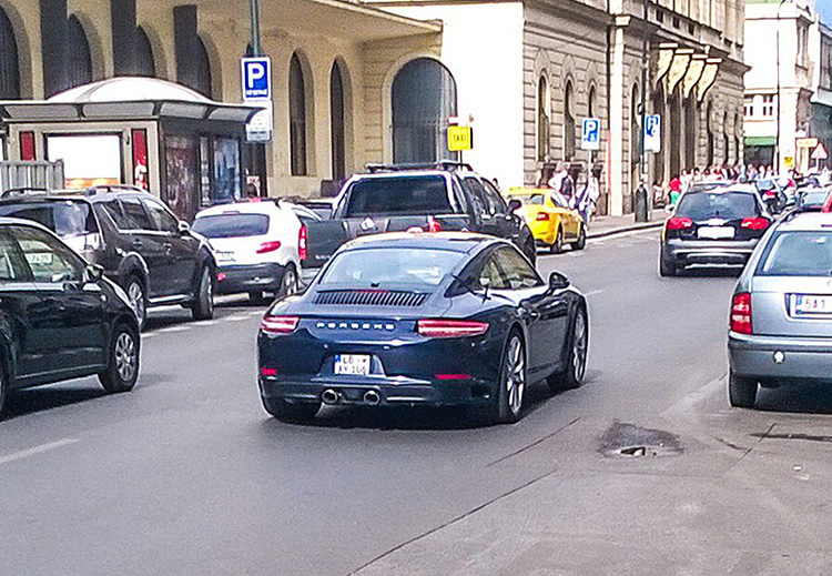 疑似小改款無偽裝被逮 保時捷《Porsche 911》神祕車形現身布拉格 疑似小改款無偽裝被逮 保時捷《Porsche 911》神祕車形現身布拉格