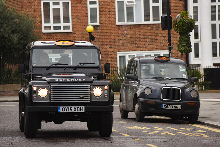 為慈善拍賣暖身 《Land Rover Defender》計程車現身倫敦街頭 為慈善拍賣暖身 《Land Rover Defender》計程車現身倫敦街頭