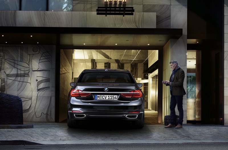 遙控停車終於入列 2017年式《BMW 7 Series》長軸版512萬元起升級駕駛輔助套件 遙控停車終於入列 2017年式《BMW 7 Series》長軸版512萬元起升級駕駛輔助套件