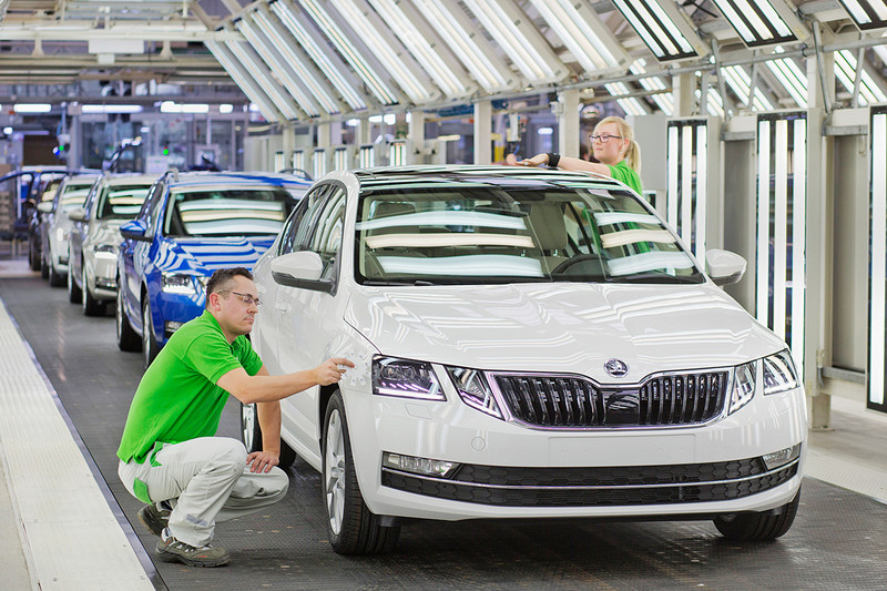 首批小改款《Škoda Octavia》步出生產線 國內預計下半年導入販售 首批小改款《Škoda Octavia》步出生產線 國內預計下半年導入販售