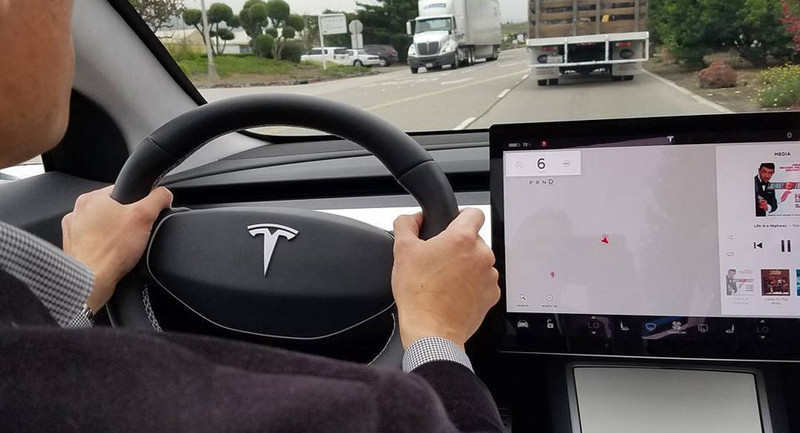 一塊螢幕通通搞定?量產版《Tesla Model 3》沒有儀表板也不提供抬頭顯示器 一塊螢幕通通搞定?量產版《Tesla Model 3》沒有儀表板也不提供抬頭顯示器