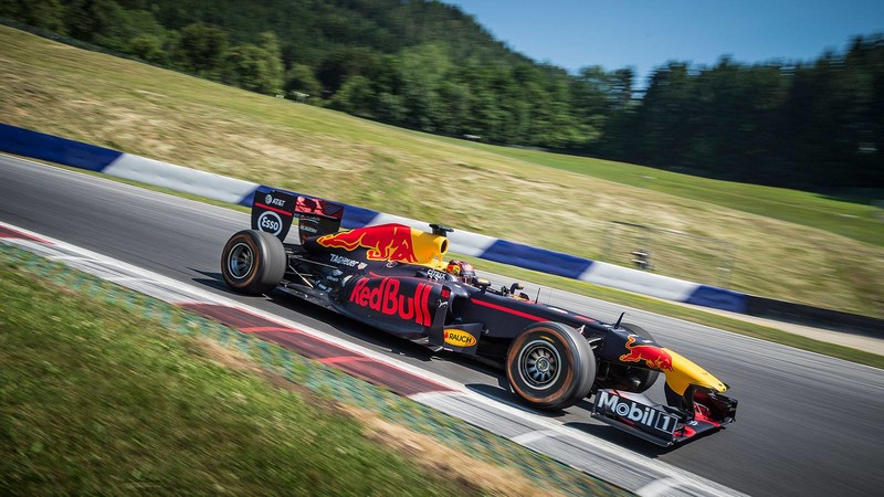 拉力冠軍車手Sébastien Ogier駕駛《Red Bull》F1賽車圓夢 拉力冠軍車手Sébastien Ogier駕駛《Red Bull》F1賽車圓夢