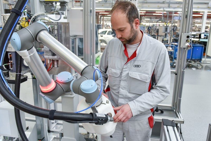 機械與人類共事 《Audi》部分生產線機器人不再困於「牢籠」之中 機械與人類共事 《Audi》部分生產線機器人不再困於「牢籠」之中