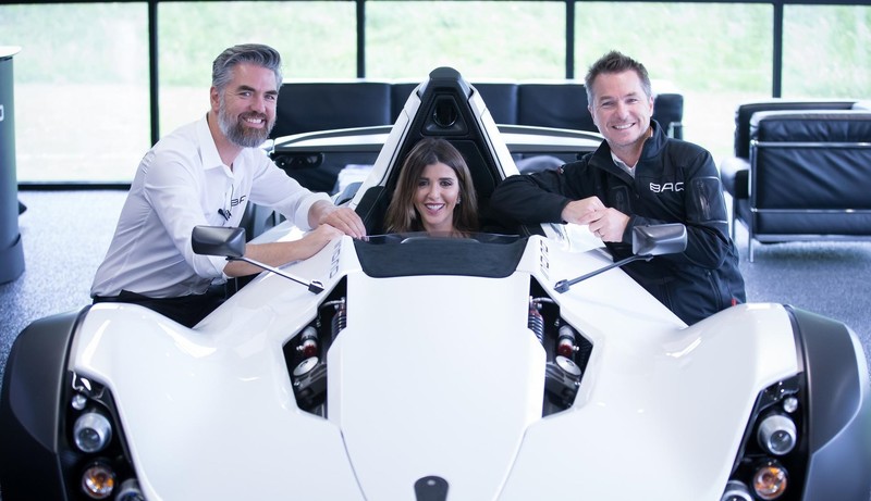 打破硬派陽剛氣息 英式競技風《BAC Mono》首位女性車主交車 打破硬派陽剛氣息 英式競技風《BAC Mono》首位女性車主交車