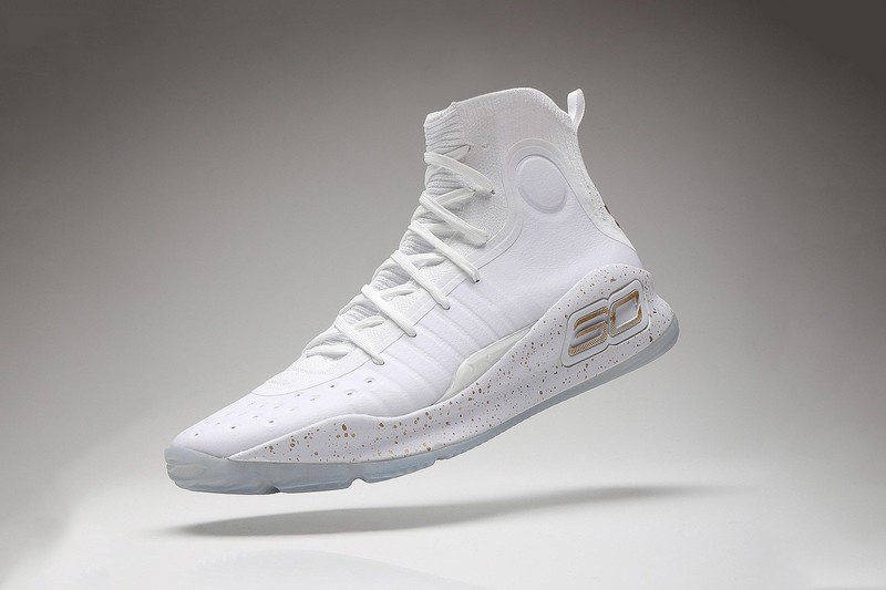 《UA》《Curry 4》冠軍白金配色 11月25日全台限量發售 《UA》《Curry 4》冠軍白金配色 11月25日全台限量發售