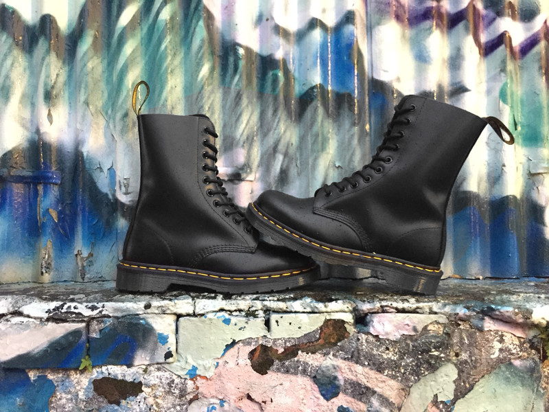 《Dr.Martens》x《Trippen》x《United Nude》 三大品牌年底特賣殺很大 《Dr.Martens》x《Trippen》x《United Nude》 三大品牌年底特賣殺很大