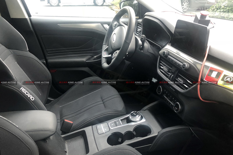 新世代《Ford Focus ST》內裝曝光 自排變速箱及Recaro座椅成亮點 新世代《Ford Focus ST》內裝曝光 自排變速箱及Recaro座椅成亮點