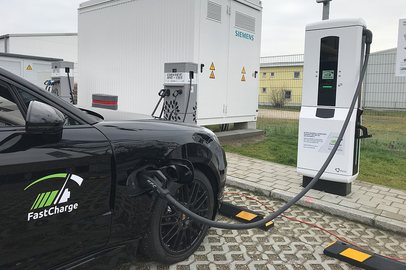 《Porsche》投入《FastCharge》超快速充電站建設 消弭電動車續航力疑慮 《Porsche》投入《FastCharge》超快速充電站建設 消弭電動車續航力疑慮