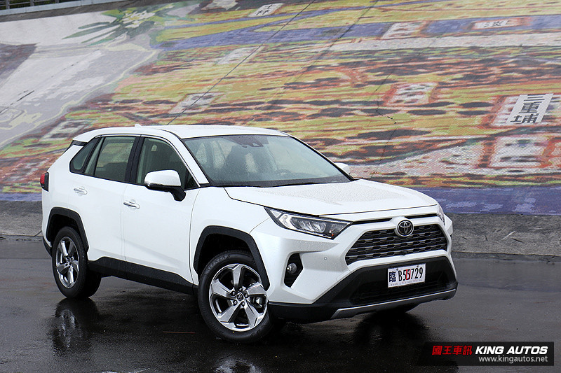 車系主將登場 ─《Toyota RAV4 2.0》旗艦版試駕報導 車系主將登場 ─《Toyota RAV4 2.0》旗艦版試駕報導