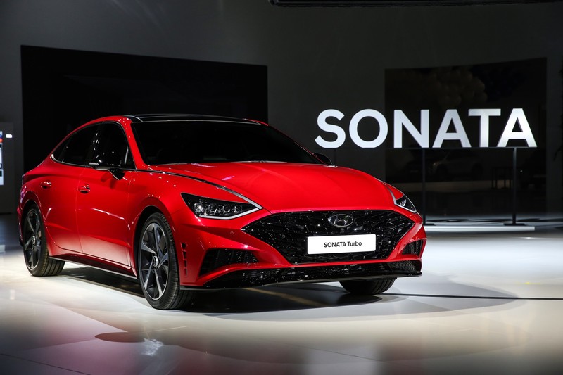 新世代《Hyundai Sonata》現身首爾車展 1.6渦輪/油電車型同步登場 新世代《Hyundai Sonata》現身首爾車展 1.6渦輪/油電車型同步登場