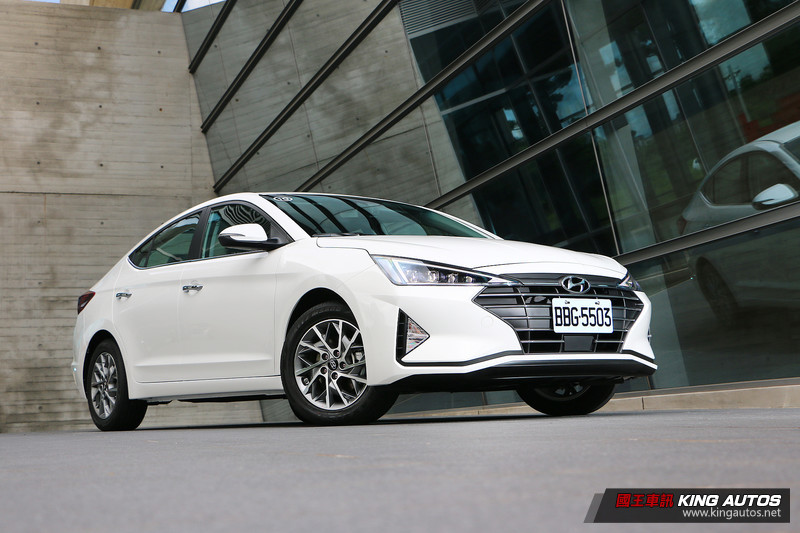韓系中型房車的反擊 ─ 小改款《Hyundai Elantra》1.6旗艦型試駕報導 韓系中型房車的反擊 ─ 小改款《Hyundai Elantra》1.6旗艦型試駕報導