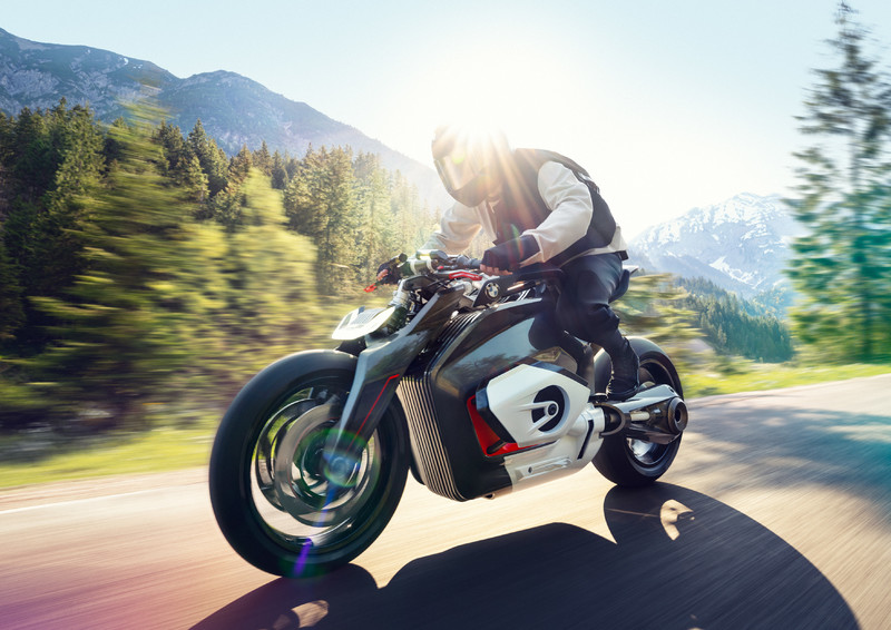風馳電掣騎乘體驗 《BMW Motorrad Vision DC Roadster》概念登場 風馳電掣騎乘體驗 《BMW Motorrad Vision DC Roadster》概念登場