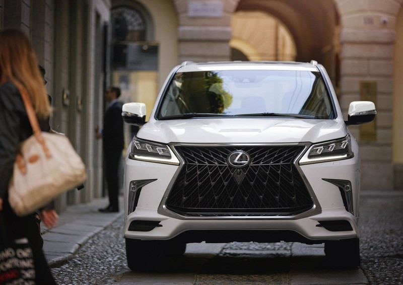 2020年式《Lexus LX 570》運動風《Sport Package》套件帥氣上身 2020年式《Lexus LX 570》運動風《Sport Package》套件帥氣上身
