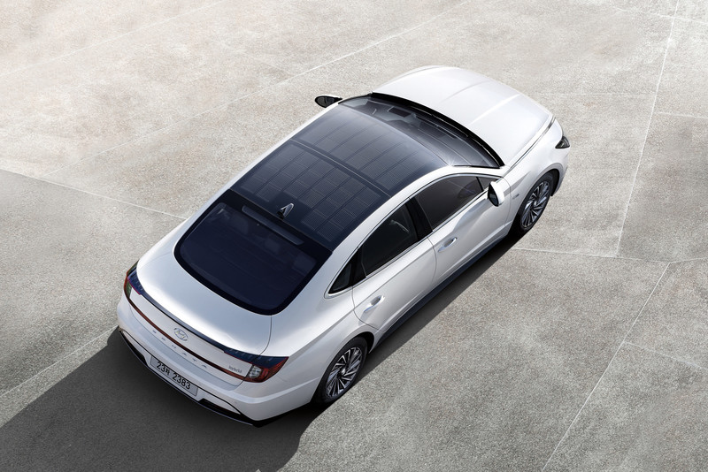 《Hyundai Sonata Hybrid》太陽能車頂最高可達成60%每日充電量 《Hyundai Sonata Hybrid》太陽能車頂最高可達成60%每日充電量