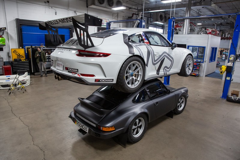 老背少 《Porsche 911 3.2 Carrera》越野賽車頭頂《911 GT3 Cup》展現優異剛性 老背少 《Porsche 911 3.2 Carrera》越野賽車頭頂《911 GT3 Cup》展現優異剛性