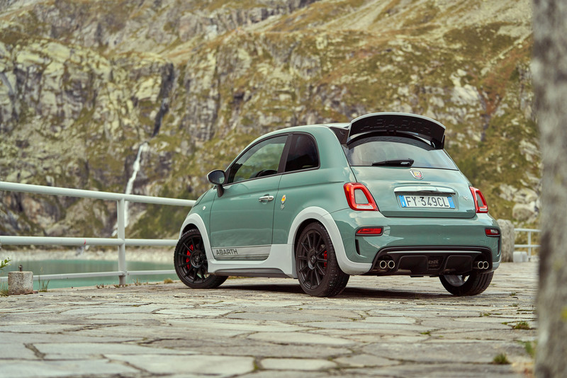 用酷炫尾翼慶祝70週年 《Fiat》推出《Abarth 695 70th Anniversary》紀念版 用酷炫尾翼慶祝70週年 《Fiat》推出《Abarth 695 70th Anniversary》紀念版