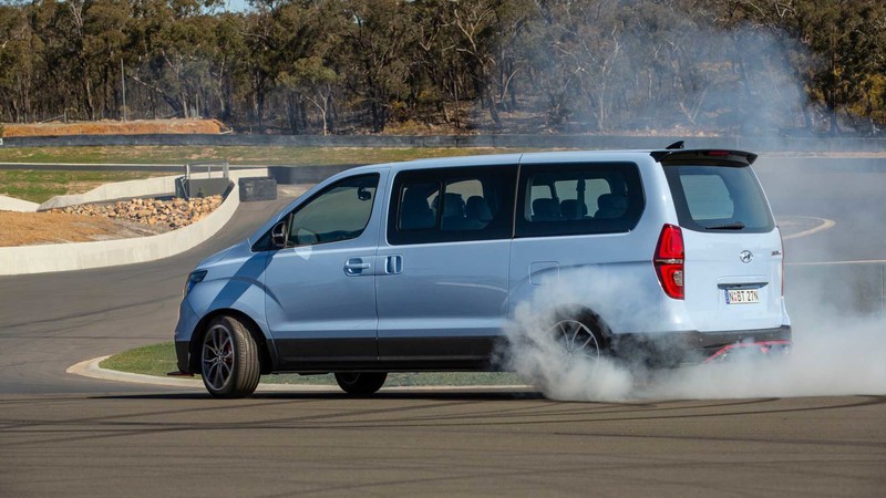 廂型車甩尾趣 《Hyundai》打造400匹馬力《iMax N Drift Bus》瘋狂小巴 廂型車甩尾趣 《Hyundai》打造400匹馬力《iMax N Drift Bus》瘋狂小巴