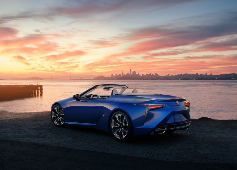 V8上空尤物《Lexus LC 500 Convertible》洛杉磯車展首演前性感亮相 V8上空尤物《Lexus LC 500 Convertible》洛杉磯車展首演前性感亮相
