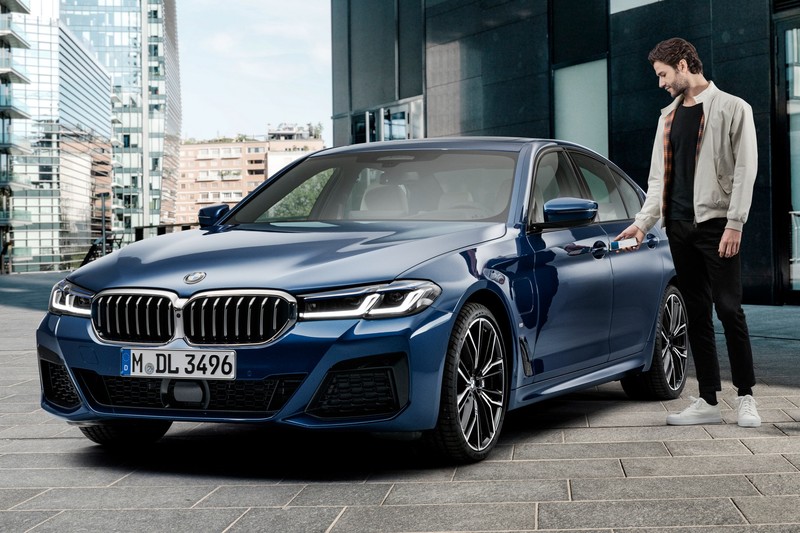 小改款《BMW 5 Series》搶先用 蘋果推出CarKey功能《iPhone》也能當車鑰匙 小改款《BMW 5 Series》搶先用 蘋果推出CarKey功能《iPhone》也能當車鑰匙