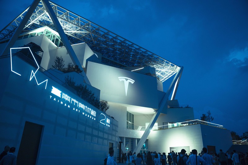 《Tesla》重返台南市美術館 台灣最大V3超級充電站正式啟用 《Tesla》重返台南市美術館 台灣最大V3超級充電站正式啟用