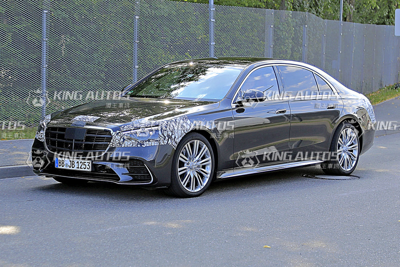 《Mercedes-Benz New S-Class》 全新大改款間諜照再次現身!低偽裝程度僅剩頭尾部位! 《Mercedes-Benz New S-Class》 全新大改款間諜照再次現身!低偽裝程度僅剩頭尾部位!