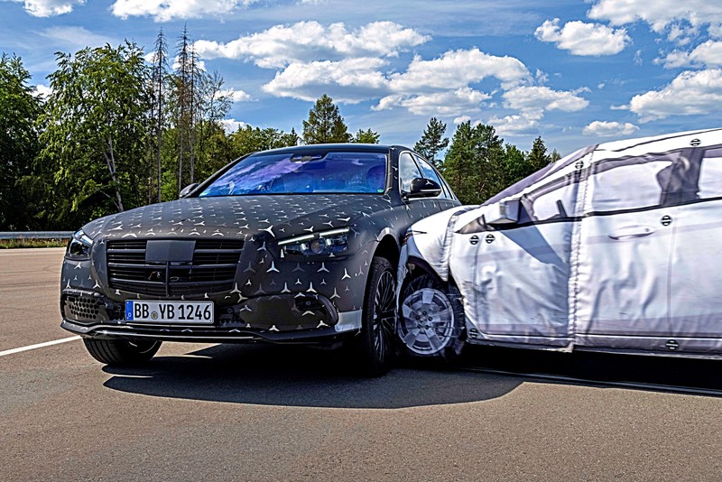 Mercedes Benz New S Class 全新第7代s Class能自動提升車高來應對側撞 更有縮小迴轉半徑的後軸轉向系統 等眾多科技好料 國王車訊