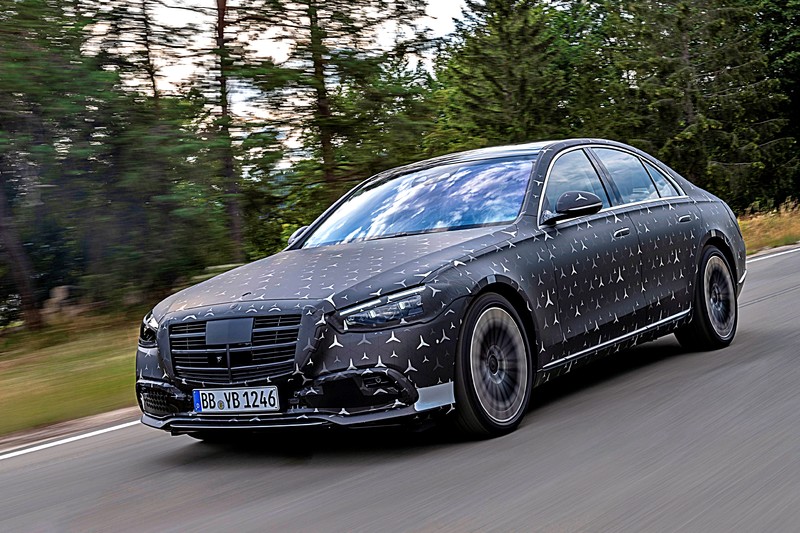 《Mercedes-Benz New S-Class》 全新第7代S-Class將搭載具備擴增實境功能的AR-HUD抬頭顯示器(內 《Mercedes-Benz New S-Class》 全新第7代S-Class將搭載具備擴增實境功能的AR-HUD抬頭顯示器(內