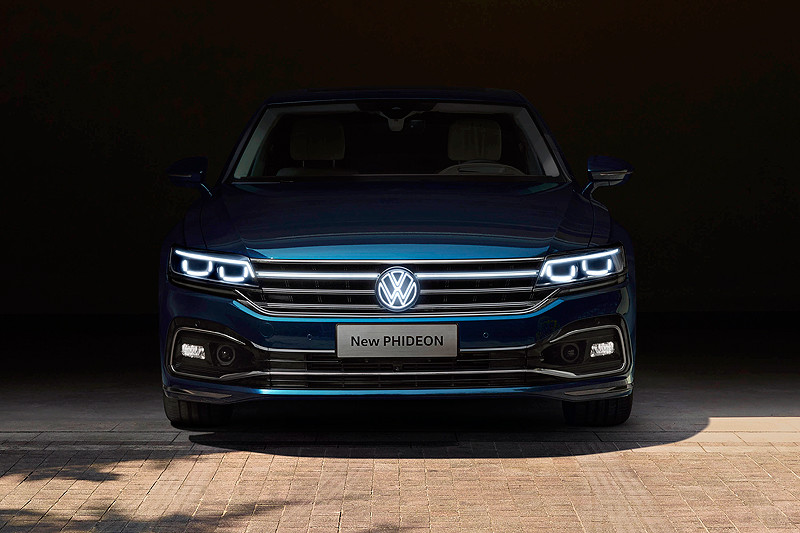 別再說我低調《Volkswagen Phideon》新年式換上發光廠徽要人不注意也難 別再說我低調《Volkswagen Phideon》新年式換上發光廠徽要人不注意也難