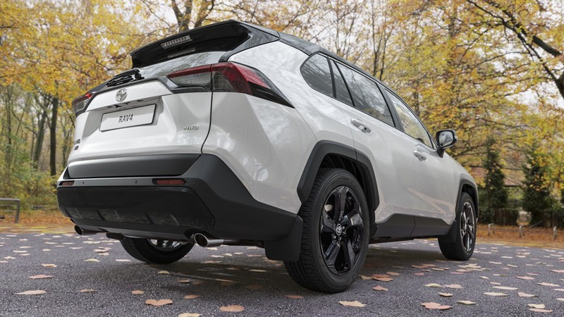 黑白配《Toyota RAV4 Style》戰鬥民族專屬的神R是不是比較殺呢? 黑白配《Toyota RAV4 Style》戰鬥民族專屬的神R是不是比較殺呢?