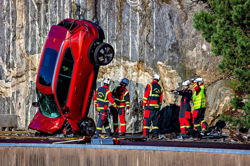 (影片)竟然從30米高度丟下多達10部新車!《Volvo》大手筆支援緊急救援訓練 (影片)竟然從30米高度丟下多達10部新車!《Volvo》大手筆支援緊急救援訓練
