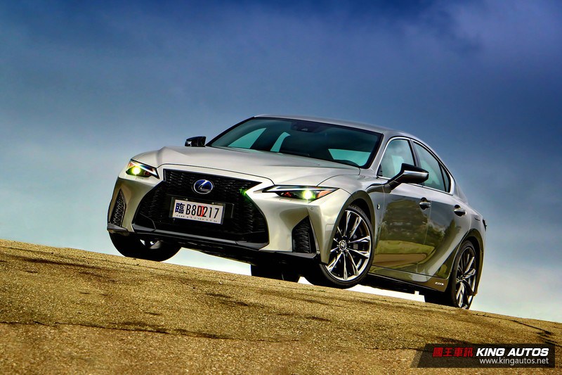 《Lexus IS 300h F Sport》操控簡直是輛Bimmer!上路前請先開啟 Sport模式 《Lexus IS 300h F Sport》操控簡直是輛Bimmer!上路前請先開啟 Sport模式