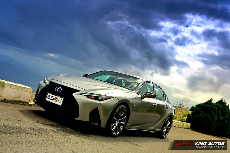 《Lexus IS 300h F Sport》以彎道為樂、山上人家最適!乖乖牌請開ES就好! 《Lexus IS 300h F Sport》以彎道為樂、山上人家最適!乖乖牌請開ES就好!