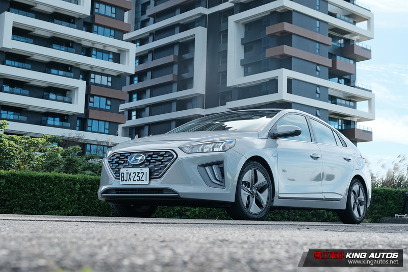 國王駕道︱既然要買油電車,何不先來感受《Hyundai Ioniq Hybrid》的滿滿誠意 國王駕道︱既然要買油電車,何不先來感受《Hyundai Ioniq Hybrid》的滿滿誠意