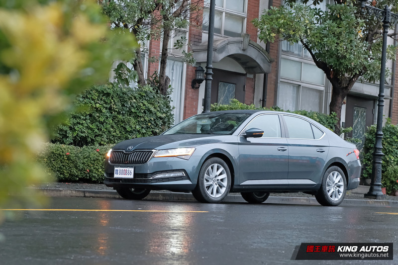 國王駕道︱入門不失豪氣《Škoda Superb 1.5 TSI》讓人重溫房車的美好 國王駕道︱入門不失豪氣《Škoda Superb 1.5 TSI》讓人重溫房車的美好