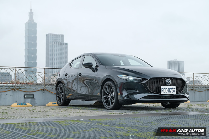 實車直擊︱外黑內紅更騷包?新舊年式《Mazda3》跟100週年紀念款差在哪? 實車直擊︱外黑內紅更騷包?新舊年式《Mazda3》跟100週年紀念款差在哪?