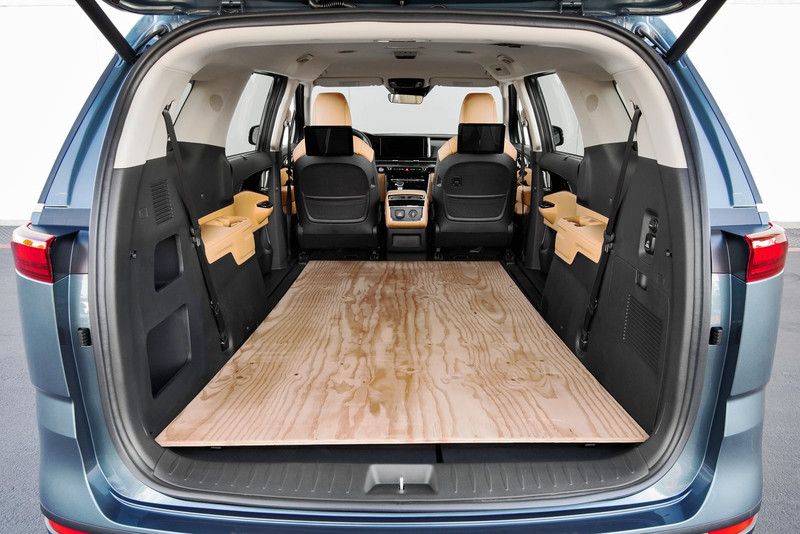 一分鐘變《車床》!免改裝《Kia Carnival》變身露營車!《拆卸+翻轉座椅》是MPV、也是移動旅社? 一分鐘變《車床》!免改裝《Kia Carnival》變身露營車!《拆卸+翻轉座椅》是MPV、也是移動旅社?