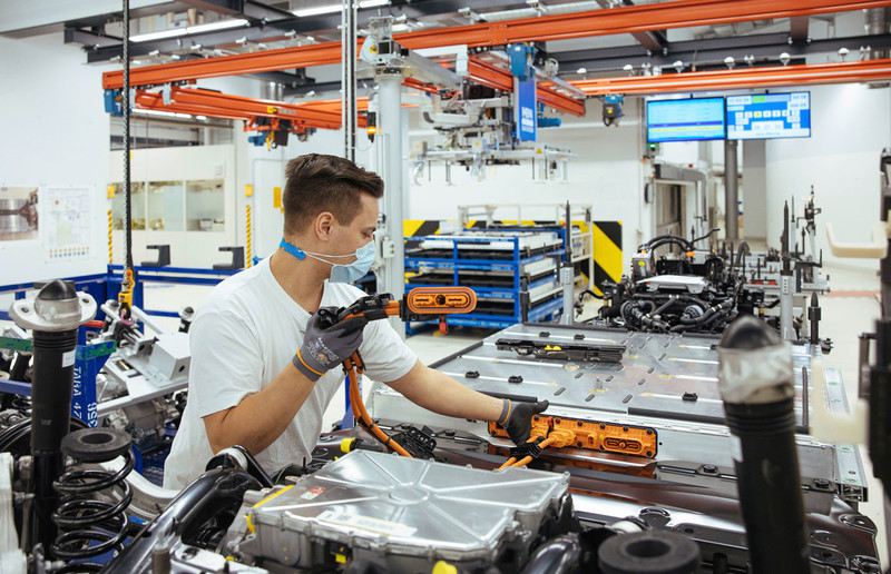 車廠電動化轉型陣痛期 法國政府重金輔導引擎製造工人 車廠電動化轉型陣痛期 法國政府重金輔導引擎製造工人