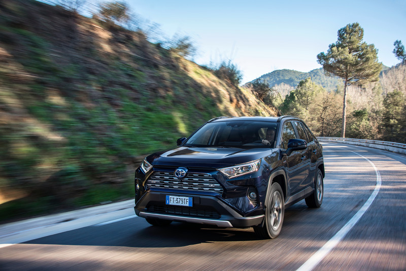 《Toyota RAV4》配備與售價更動|四車型車頂架改選配 售價最高降價五千元 《Toyota RAV4》配備與售價更動|四車型車頂架改選配 售價最高降價五千元