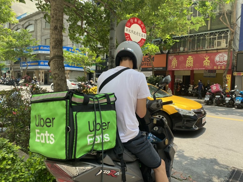 Foodpanda/Uber Eats外送員算不算疫苗優先施打對象?交通部爭取納入名單 指揮中心這樣說 Foodpanda/Uber Eats外送員算不算疫苗優先施打對象?交通部爭取納入名單 指揮中心這樣說